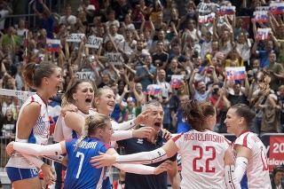Na snímke slovenské volejbalistky sa radujú po víťazstve 3:0 nad Švajčiarkami.