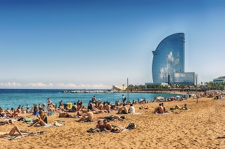 Viacerí poslanci sa chystajú na slnečnú pláž do Barcelony.