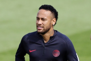 Futbalista Neymar z Paríža St. Germain počas tréningu.
