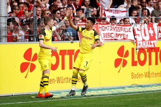 Jadon Sancho (vpravo) sa raduje z gólu s Marcom Reusom.