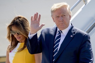 Americký prezident Donald Trump v sprievode manželky Melanie po prílete na summit lídrov krajín skupiny G7.