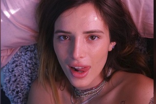 Mladá herečka doslova zbožňuje samú seba: Na Instagrame to dokazuje pikantnými zábermi, na ktorých je nahá