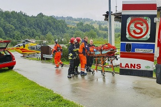 Turistov s poraneniami transportovali do nemocníc.