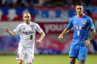 Španielsky útočník Fernando Torres (vpravo) ukončil futbalovú kariéru.