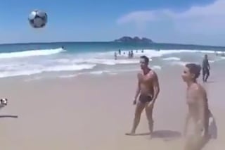 Za jeho výkon by sa nehanbil ani Messi: Pes na pláži predviedol neuveriteľné kúsky s loptou