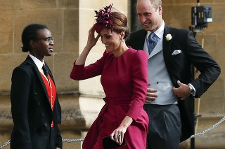 Vojvodkyňa Kate a princ William pri príchode na svadbu princeznej Eugenie.