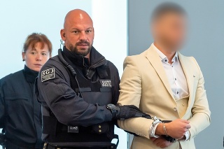 Sýrčan Aláa S. prichádza v sprievoda príslušníka justičnej stráže do súdnej siene v Drážďanoch.