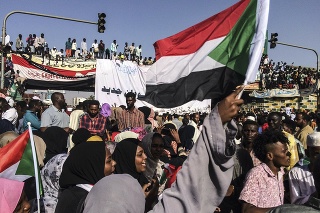 Protestujúci v Sudáne sú čoraz nespokojnejší s armádou.