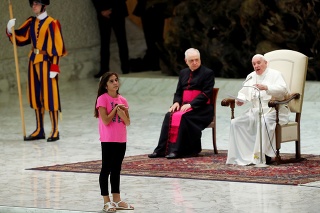 Gesto pápeža Františka voči chorému dievčaťu dojalo prítomných ľudí.