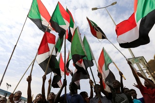 Protivládne demonštrácie sa začali koncom vlaňajška protestmi vyzývajúcimi dlhoročného lídra Umara Bašíra na odstúpenie. 