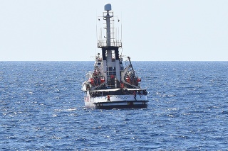 Migranti v zúfalstve skákali do mora po 19 dňoch strávených na lodi.