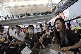 Demonštranti na letisku v Hongkongu.