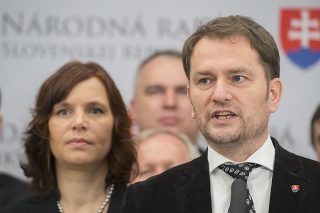 Na snímke poslanci NR SR vpravo Igor Matovič a vľavo Veronika Remišová (OĽaNO).