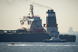 Ropný supertanker Grace 1 a loď britského kráľovského námorníctva vo vodách Gibraltáru