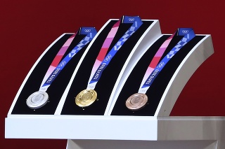 Na snímke slávnostná prezentácia kolekcie medailí rok pred začiatkom Hier XXXII. olympiády Tokio 2020 v Tokiu.