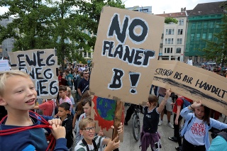 Účastníci niesli transparenty s nápismi ako: Nijaká planéta B.