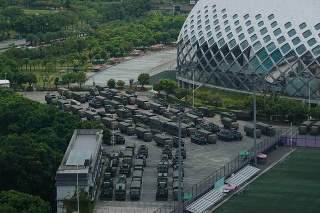 Vojenské vozidlá pri športovom komplexe.