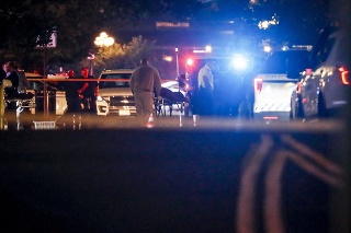 Záchranári vynášajú telá obetí z miesta masovej streľby v meste Dayton, v americkom štáte Ohio.
