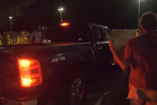 Muž naschvál vrazil svojím pickupom do skupiny demonštrantov. 