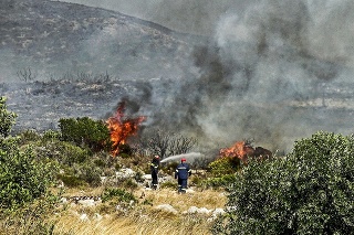 Ostrov Elafonisos: Plamene zničili štvrtinu ostrova. Obyvateľov museli dvakrát evakuovať.