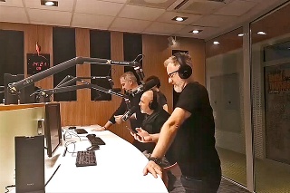 Muzikant (v strede) počas rozhovoru v rádiu oddychoval na stoličke.