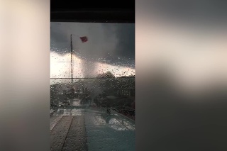 Po vyčíňaní počasia v Luxemburgu ostalo zranených 19 ľudí: V Amsterdame zachytili tornádo