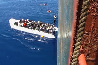 Migranti často cestujú na preplnených gumených člnoch.