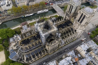 Požiar Notre-Dame a zrútenie veže.