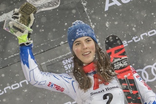 Slovenská lyžiarka Petra Vlhová sa teší s trofejou po triumfe v nočnom slalome Svetového pohára v rakúskom Flachau