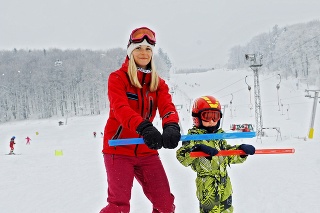 Dovolenkový poukaz od zamestnávateľa môžete využiť aj na lyžovačku s rodinou.