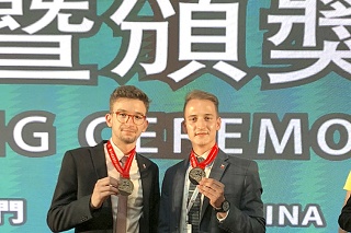 Richard Maguľák (19) a vpravo Viliam Podhajecký (20) uspeli na súťaži v Číne.