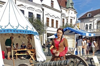 Delostrelkyňa Ľubica Podoláková ukázala, ako sa obsluhuje kanón. 