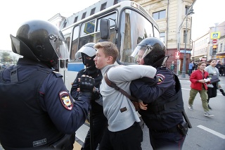 Ruská poriadková polícia údajne zadržala viac než 200 osôb. 