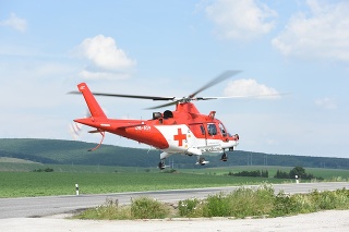Na miesto nehody smeruje záchranársky vrtuľník.