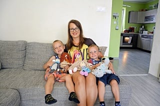 S detičkami Milankom (vľavo, 5) a Jakubkom (2) Vydarila sa a to ju povzbudilo k ďalšej práci. v obklopení háčkovanými hračkami.