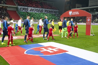 Na snímke príchod reprezentačného družstva Maďarska a Slovenska na trávnik pred úvodným stretnutím prvého kola E-skupiny kvalifikácie EURO 2020 Slovensko - Maďarsko.