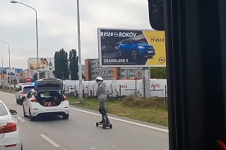 Podivný úkaz na ceste v Bratislave si cestujúci nakrúcali.