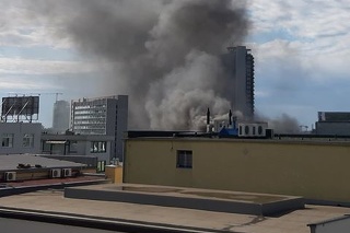 Požiar sa dal pozorovať až zo Sliačskej ulice.