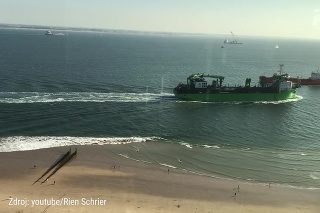 Loď prechádzala príliš blízko pobrežia, vytvorila obrovské vlny: Niekoľko ľudí museli hospitalizovať