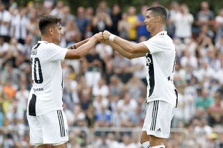 Cristiano Ronaldo (vpravo) a Paulo Bybala z Juventusu Turín počas prípravného zápasu Juventus Turín A - Juventus Turín B.