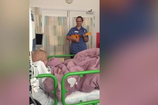 Hrdinka s anjelským hlasom: Zdravotná sestra chcela potešiť chorého chlapca, video zdieľal aj spevák známej skupiny
