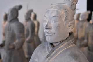 Kópie sôch Terakotovej armády z hrobky čínskeho cisára Čchin Š'-chuang-tiho na výstave v Tatranskej galérii v Poprade.