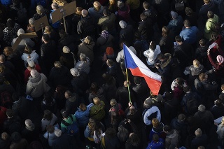 Ľudia na Staromestskom námestí v Prahe protestovali proti menovaniu Marie Benešovej.