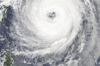 Na satelitnej snímke NASA je znázornené prúdenie tajfúnu Trami.