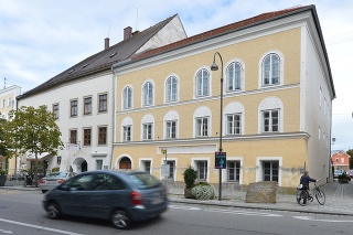 Rodný dom (v popredí) Adolfa Hitlera v meste Braunau am Inn v Hornom Rakúsku. 