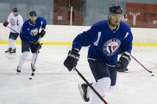 Na snímke v popredí Michal Sersen počas prvej prípravy na ľade tímu HC Slovan Bratislava pred novou sezónou. 