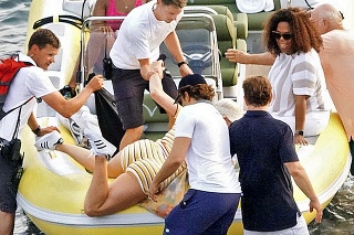 Katy Perry sa nevedela vyteperiť do člna. Musel jej pomôcť Bradley. Oprah sa na tom iba smiala.