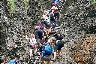 Na rebríkoch v Slovenskom raji predbiehali rodiny s deťmi.
