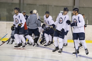  Na snímke hokejisti tímu HC Slovan Bratislava počas prvej prípravy na ľade pred novou sezónou.