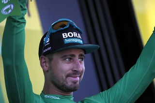 Na snímke slovenský cyklista Peter Sagan v zelenom drese vedúceho pretekára v bodovacej súťaži sa teší na pódiu po štvrtej etape pretekov Tour de France z Reims do Nancy (215 km).